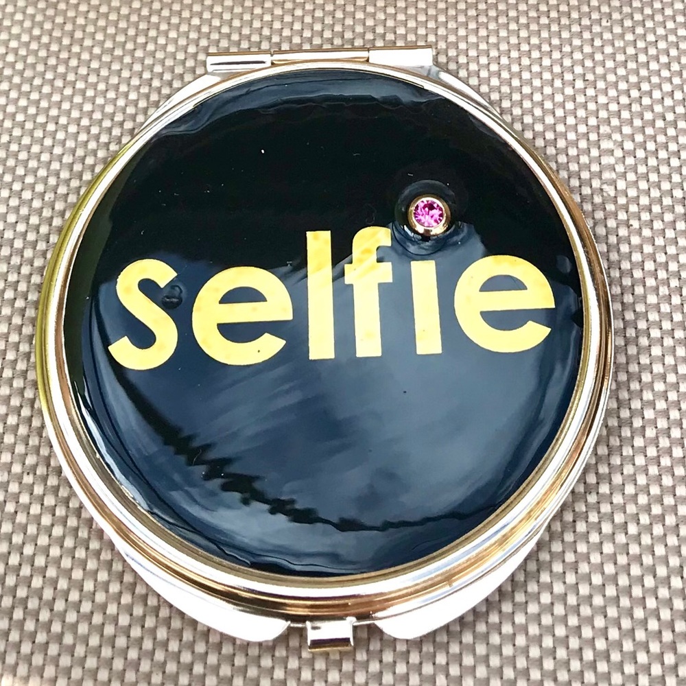 NEW! Selfie Mirror Compact💕
